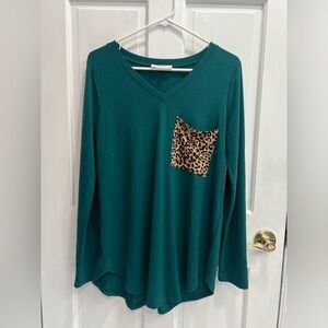 ZENANA Teal Green W/ Leopard Pocket V Neck Long Sleeve Top Size LARGE Pre Loved